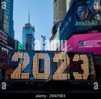 NEW YORK, NY, USA - 20. DEZEMBER 2022: Silvester 2023 Ziffern erscheinen am Times Square. Stockfoto