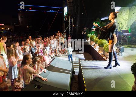 Kristína (Kristína Peláková) bei dem Benefizkonzert „Večer ľudí dobrej vôle“ (Abend der Menschen guten Willens) in Nitra, Slowakei. Stockfoto