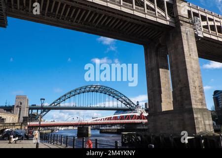 Iconic,Aussicht,von,Brücken,Brücke,Tyne Brücke,A, durch, Bogenbrücke, über, River Tyne, in, Nordostengland, verbindet Newcastle über Tyne und Gateshead. Newcastle über Tyne, einfach, Newcastle, ist eine, Stadt und, stadtbezirk, in, Tyne und Wear, England. Die Stadt befindet sich am Fluss Tyne, nördliches Ufer, und bildet den größten Teil des bebauten Gebiets von Tyneside. Newcastle ist auch die bevölkerungsreichste Stadt Nordostenglands. Nordosten, England, Englisch, GB, Großbritannien, Großbritannien, Großbritannien, Großbritannien, Großbritannien, Großbritannien, Europa, Europa Stockfoto