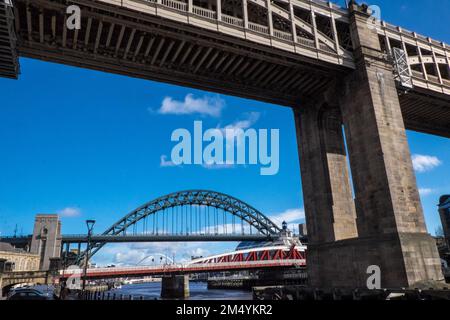 Iconic,Aussicht,von,Brücken,Brücke,Tyne Brücke,A, durch, Bogenbrücke, über, River Tyne, in, Nordostengland, verbindet Newcastle über Tyne und Gateshead. Newcastle über Tyne, einfach, Newcastle, ist eine, Stadt und, stadtbezirk, in, Tyne und Wear, England. Die Stadt befindet sich am Fluss Tyne, nördliches Ufer, und bildet den größten Teil des bebauten Gebiets von Tyneside. Newcastle ist auch die bevölkerungsreichste Stadt Nordostenglands. Nordosten, England, Englisch, GB, Großbritannien, Großbritannien, Großbritannien, Großbritannien, Großbritannien, Großbritannien, Europa, Europa Stockfoto