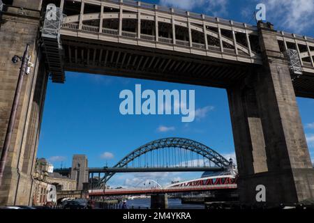 Iconic,Aussicht,von,Brücken,Brücke,Tyne Brücke,A, durch, Bogenbrücke, über, River Tyne, in, Nordostengland, verbindet Newcastle über Tyne und Gateshead. Newcastle über Tyne, einfach, Newcastle, ist eine, Stadt und, stadtbezirk, in, Tyne und Wear, England. Die Stadt befindet sich am Fluss Tyne, nördliches Ufer, und bildet den größten Teil des bebauten Gebiets von Tyneside. Newcastle ist auch die bevölkerungsreichste Stadt Nordostenglands. Nordosten, England, Englisch, GB, Großbritannien, Großbritannien, Großbritannien, Großbritannien, Großbritannien, Großbritannien, Europa, Europa Stockfoto