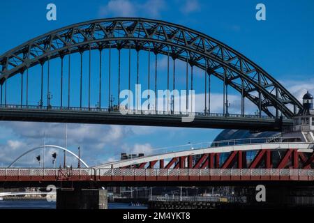 Iconic,Aussicht,von,Brücken,Brücke,Tyne Brücke,A, durch, Bogenbrücke, über, River Tyne, in, Nordostengland, verbindet Newcastle über Tyne und Gateshead. Newcastle über Tyne, einfach, Newcastle, ist eine, Stadt und, stadtbezirk, in, Tyne und Wear, England. Die Stadt befindet sich am Fluss Tyne, nördliches Ufer, und bildet den größten Teil des bebauten Gebiets von Tyneside. Newcastle ist auch die bevölkerungsreichste Stadt Nordostenglands. Nordosten, England, Englisch, GB, Großbritannien, Großbritannien, Großbritannien, Großbritannien, Großbritannien, Großbritannien, Europa, Europa Stockfoto