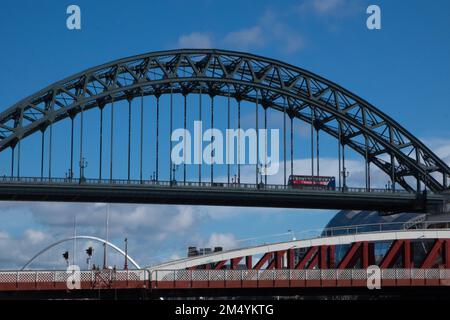 Iconic,Aussicht,von,Brücken,Brücke,Tyne Brücke,A, durch, Bogenbrücke, über, River Tyne, in, Nordostengland, verbindet Newcastle über Tyne und Gateshead. Newcastle über Tyne, einfach, Newcastle, ist eine, Stadt und, stadtbezirk, in, Tyne und Wear, England. Die Stadt befindet sich am Fluss Tyne, nördliches Ufer, und bildet den größten Teil des bebauten Gebiets von Tyneside. Newcastle ist auch die bevölkerungsreichste Stadt Nordostenglands. Nordosten, England, Englisch, GB, Großbritannien, Großbritannien, Großbritannien, Großbritannien, Großbritannien, Großbritannien, Europa, Europa Stockfoto