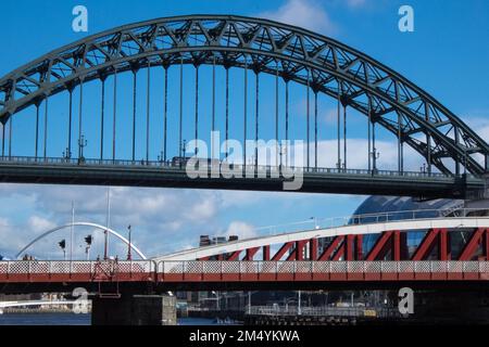 Iconic,Aussicht,von,Brücken,Brücke,Tyne Brücke,A, durch, Bogenbrücke, über, River Tyne, in, Nordostengland, verbindet Newcastle über Tyne und Gateshead. Newcastle über Tyne, einfach, Newcastle, ist eine, Stadt und, stadtbezirk, in, Tyne und Wear, England. Die Stadt befindet sich am Fluss Tyne, nördliches Ufer, und bildet den größten Teil des bebauten Gebiets von Tyneside. Newcastle ist auch die bevölkerungsreichste Stadt Nordostenglands. Nordosten, England, Englisch, GB, Großbritannien, Großbritannien, Großbritannien, Großbritannien, Großbritannien, Großbritannien, Europa, Europa Stockfoto