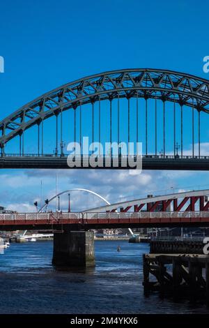 Iconic,Aussicht,von,Brücken,Brücke,Tyne Brücke,A, durch, Bogenbrücke, über, River Tyne, in, Nordostengland, verbindet Newcastle über Tyne und Gateshead. Newcastle über Tyne, einfach, Newcastle, ist eine, Stadt und, stadtbezirk, in, Tyne und Wear, England. Die Stadt befindet sich am Fluss Tyne, nördliches Ufer, und bildet den größten Teil des bebauten Gebiets von Tyneside. Newcastle ist auch die bevölkerungsreichste Stadt Nordostenglands. Nordosten, England, Englisch, GB, Großbritannien, Großbritannien, Großbritannien, Großbritannien, Großbritannien, Großbritannien, Europa, Europa Stockfoto