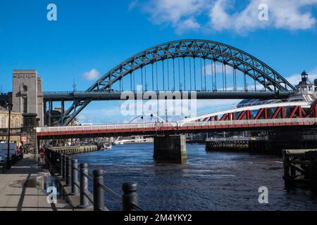 Iconic,Aussicht,von,Brücken,Brücke,Tyne Brücke,A, durch, Bogenbrücke, über, River Tyne, in, Nordostengland, verbindet Newcastle über Tyne und Gateshead. Newcastle über Tyne, einfach, Newcastle, ist eine, Stadt und, stadtbezirk, in, Tyne und Wear, England. Die Stadt befindet sich am Fluss Tyne, nördliches Ufer, und bildet den größten Teil des bebauten Gebiets von Tyneside. Newcastle ist auch die bevölkerungsreichste Stadt Nordostenglands. Nordosten, England, Englisch, GB, Großbritannien, Großbritannien, Großbritannien, Großbritannien, Großbritannien, Großbritannien, Europa, Europa Stockfoto