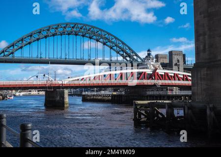 Iconic,Aussicht,von,Brücken,Brücke,Tyne Brücke,A, durch, Bogenbrücke, über, River Tyne, in, Nordostengland, verbindet Newcastle über Tyne und Gateshead. Newcastle über Tyne, einfach, Newcastle, ist eine, Stadt und, stadtbezirk, in, Tyne und Wear, England. Die Stadt befindet sich am Fluss Tyne, nördliches Ufer, und bildet den größten Teil des bebauten Gebiets von Tyneside. Newcastle ist auch die bevölkerungsreichste Stadt Nordostenglands. Nordosten, England, Englisch, GB, Großbritannien, Großbritannien, Großbritannien, Großbritannien, Großbritannien, Großbritannien, Europa, Europa Stockfoto