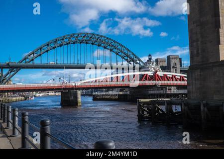 Iconic,Aussicht,von,Brücken,Brücke,Tyne Brücke,A, durch, Bogenbrücke, über, River Tyne, in, Nordostengland, verbindet Newcastle über Tyne und Gateshead. Newcastle über Tyne, einfach, Newcastle, ist eine, Stadt und, stadtbezirk, in, Tyne und Wear, England. Die Stadt befindet sich am Fluss Tyne, nördliches Ufer, und bildet den größten Teil des bebauten Gebiets von Tyneside. Newcastle ist auch die bevölkerungsreichste Stadt Nordostenglands. Nordosten, England, Englisch, GB, Großbritannien, Großbritannien, Großbritannien, Großbritannien, Großbritannien, Großbritannien, Europa, Europa Stockfoto