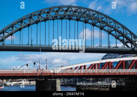 Iconic,Aussicht,von,Brücken,Brücke,Tyne Brücke,A, durch, Bogenbrücke, über, River Tyne, in, Nordostengland, verbindet Newcastle über Tyne und Gateshead. Newcastle über Tyne, einfach, Newcastle, ist eine, Stadt und, stadtbezirk, in, Tyne und Wear, England. Die Stadt befindet sich am Fluss Tyne, nördliches Ufer, und bildet den größten Teil des bebauten Gebiets von Tyneside. Newcastle ist auch die bevölkerungsreichste Stadt Nordostenglands. Nordosten, England, Englisch, GB, Großbritannien, Großbritannien, Großbritannien, Großbritannien, Großbritannien, Großbritannien, Europa, Europa Stockfoto