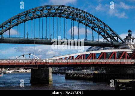 Iconic,Aussicht,von,Brücken,Brücke,Tyne Brücke,A, durch, Bogenbrücke, über, River Tyne, in, Nordostengland, verbindet Newcastle über Tyne und Gateshead. Newcastle über Tyne, einfach, Newcastle, ist eine, Stadt und, stadtbezirk, in, Tyne und Wear, England. Die Stadt befindet sich am Fluss Tyne, nördliches Ufer, und bildet den größten Teil des bebauten Gebiets von Tyneside. Newcastle ist auch die bevölkerungsreichste Stadt Nordostenglands. Nordosten, England, Englisch, GB, Großbritannien, Großbritannien, Großbritannien, Großbritannien, Großbritannien, Großbritannien, Europa, Europa Stockfoto