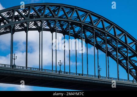 Iconic,Aussicht,von,Brücken,Brücke,Tyne Brücke,A, durch, Bogenbrücke, über, River Tyne, in, Nordostengland, verbindet Newcastle über Tyne und Gateshead. Newcastle über Tyne, einfach, Newcastle, ist eine, Stadt und, stadtbezirk, in, Tyne und Wear, England. Die Stadt befindet sich am Fluss Tyne, nördliches Ufer, und bildet den größten Teil des bebauten Gebiets von Tyneside. Newcastle ist auch die bevölkerungsreichste Stadt Nordostenglands. Nordosten, England, Englisch, GB, Großbritannien, Großbritannien, Großbritannien, Großbritannien, Großbritannien, Großbritannien, Europa, Europa Stockfoto