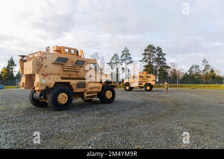 Grafenwoehr, Bayern, Deutschland. 6. November 2022. USA Soldaten der Task Force Orion, 27. Infanterie-Brigade-Kampfteam, New York Army National Guard, führen Fahrerschulungs- und Wartungskontrollen an M1224 Minenschutzfahrzeugen der MaxxPro in Grafenwoehr, Deutschland, am 6. November 2022 durch. Die Task Force Orion wird zur Unterstützung der Mission der Joint Multinational Training Group Ukraine nach Deutschland entsandt. (Kreditbild: © USA National Guard/ZUMA Press Wire Service) Stockfoto