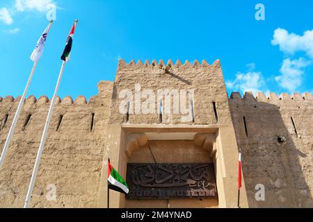 Dubai, Vereinigte Arabische Emirate (VAE), Dezember 2022: Haupteingang zum Dubai Museum im Al Fahidi Fort, dem ältesten Gebäude in Dubai. Stockfoto