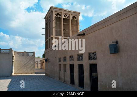 Dubai, Vereinigte Arabische Emirate (VAE), Dezember 2022: Alte, traditionelle arabische Architektur in den Straßen des alten Dubai im historischen Al Fahidi-Viertel Stockfoto