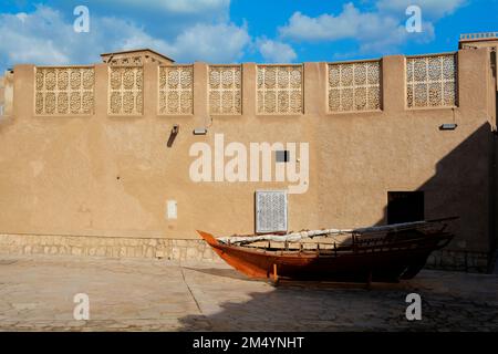 Dubai, Vereinigte Arabische Emirate (VAE), Dezember 2022: Alte, traditionelle arabische Architektur in den Straßen des alten Dubai im historischen Al Fahidi-Viertel Stockfoto