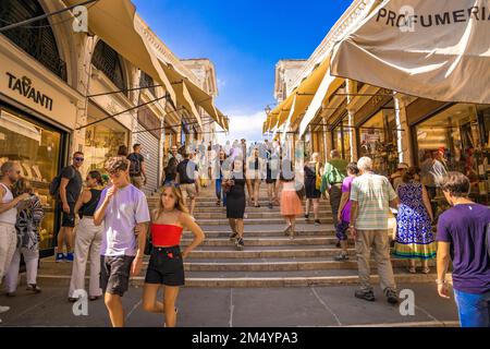 Blick auf die berühmte Gasse mit Menschen auf der Rialto-Brücke Stockfoto