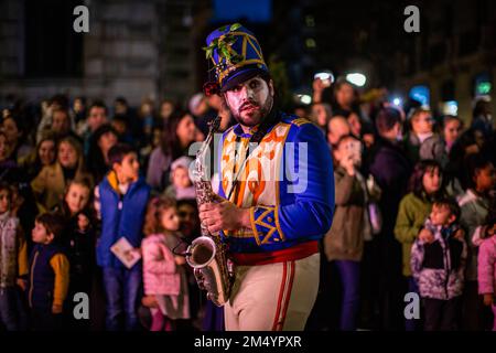 Bilbao, Spanien. 23. Dezember 2022. Ein Musiker, der während der Olentzero-Parade durch die Hauptstraßen von Bilbao gesehen wurde. Nach der Tradition verlässt der Olentzero sein Haus im Wald und bereitet sich darauf vor, in die Stadt zu fahren, damit alle Mädchen und Jungen ihm persönlich ihre Briefe bringen. Kredit: SOPA Images Limited/Alamy Live News Stockfoto