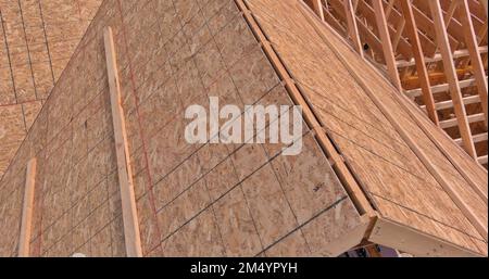 Unter Verwendung eines vorhandenen Rahmens wird ein Rahmen für Holzdachträger verwendet, um das Dach des neu gebauten Stielhauses zu stützen Stockfoto