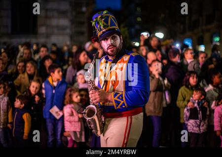 Bilbao, Spanien. 23. Dezember 2022. Ein Musiker, der während der Olentzero-Parade durch die Hauptstraßen von Bilbao gesehen wurde. Nach der Tradition verlässt der Olentzero sein Haus im Wald und bereitet sich darauf vor, in die Stadt zu fahren, damit alle Mädchen und Jungen ihm persönlich ihre Briefe bringen. (Foto: Luis Soto/SOPA Images/Sipa USA) Guthaben: SIPA USA/Alamy Live News Stockfoto