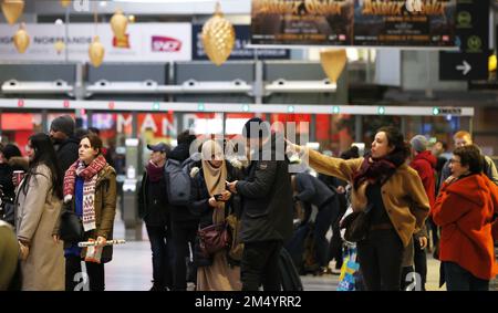 Paris, Frankreich. 23. Dezember 2022. Die Passagiere sehen die Informationstafeln am Bahnhof Gare Saint Lazare in Paris, Frankreich, 23. Dezember 2022. Die französische Eisenbahngesellschaft SNCF erklärte, sie habe am Freitag eine Vereinbarung mit den Gewerkschaften des Landes getroffen, um weitere Streiks am Neujahrswochenende zu vermeiden. An diesem Wochenende wird die Fahrt jedoch weiterhin unterbrochen sein, da etwa jeder dritte Hochgeschwindigkeits-TGV-Zug ausfällt. Kredit: Gao Jing/Xinhua/Alamy Live News Stockfoto