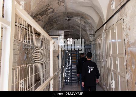 Israelischer Kontrollpunkt zwischen Hebron H1 und H2 Sektoren. Al-Khalil - Palästina: 21. April 2022 Stockfoto