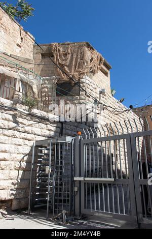 Militärkontrollpunkt und jüdisches Haus in Hebron oder Al-Khalil-Stadt - Palästina: 21. April 2022. Stockfoto