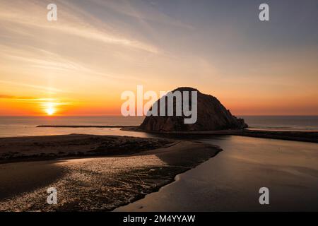 Sonnenuntergang am Morro Bay Rock in Kalifornien. Stockfoto