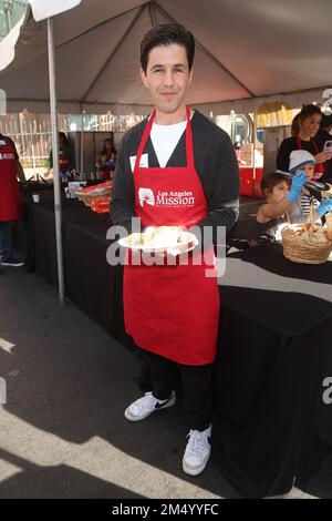 Los Angeles, Ca. 23. Dezember 2022. Josh Peck bei der alljährlichen Weihnachts-Feed-the-Obdachlos-Veranstaltung der Los Angeles Mission am 23. Dezember 2022 in Los Angeles, Kalifornien. Kredit: Faye Sadou/Media Punch/Alamy Live News Stockfoto