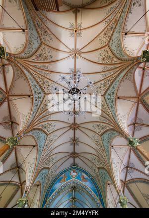 Foto der handbemalten Decke und des Kronleuchters in St. Marias katholische Kirche in High Hill, Texas. Die Kirche ist eine der Deutschen Gemäldeten Kirche Stockfoto