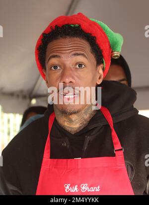 Los Angeles, Ca. 23. Dezember 2022. Nick Cannon bei der alljährlichen Weihnachts-Feed-the-Obdachlos-Veranstaltung der Los Angeles Mission am 23. Dezember 2022 in Los Angeles, Kalifornien. Kredit: Faye Sadou/Media Punch/Alamy Live News Stockfoto