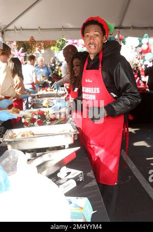 Los Angeles, Ca. 23. Dezember 2022. Nick Cannon bei der alljährlichen Weihnachts-Feed-the-Obdachlos-Veranstaltung der Los Angeles Mission am 23. Dezember 2022 in Los Angeles, Kalifornien. Kredit: Faye Sadou/Media Punch/Alamy Live News Stockfoto