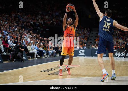 Valencia, Spanien. 23. Dezember 2022. Chris Jones von Valencia Corb (L) und Mike Tobey vom FC Barcelona (R) in Aktion während der J15 Turkish Airlines Euroleague in der Fuente de San Luis Sport Hall (Valencia, J15 Turkish Airlines Euroleague). Valencia Basket 84:83 FC Barcelona Gutschein: SOPA Images Limited/Alamy Live News Stockfoto