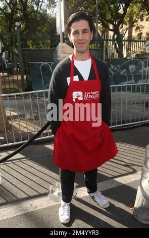 Los Angeles, Ca. 23. Dezember 2022. Josh Peck bei der alljährlichen Weihnachts-Feed-the-Obdachlos-Veranstaltung der Los Angeles Mission am 23. Dezember 2022 in Los Angeles, Kalifornien. Kredit: Faye Sadou/Media Punch/Alamy Live News Stockfoto