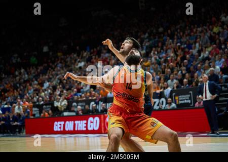 Valencia, Spanien. 23. Dezember 2022. Mike Tobey vom FC Barcelona (L) und Bojan Dublevic von Valencia Corb (Nr. 14) in Aktion während der J15 Turkish Airlines Euroleague in der Fuente de San Luis Sport Hall (Valencia, J15 Turkish Airlines Euroleague). Valencia Basket 84:83 FC Barcelona (Foto: Vicente Vidal Fernandez/SOPA Images/Sipa USA) Guthaben: SIPA USA/Alamy Live News Stockfoto