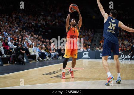 Valencia, Spanien. 23. Dezember 2022. Chris Jones von Valencia Corb (L) und Mike Tobey vom FC Barcelona (R) in Aktion während der J15 Turkish Airlines Euroleague in der Fuente de San Luis Sport Hall (Valencia, J15 Turkish Airlines Euroleague). Valencia Basket 84:83 FC Barcelona (Foto: Vicente Vidal Fernandez/SOPA Images/Sipa USA) Guthaben: SIPA USA/Alamy Live News Stockfoto