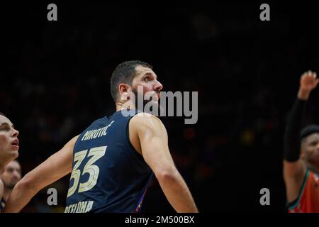 Valencia, Spanien. 23. Dezember 2022. Nikola Mirotic vom FC Barcelona in Aktion während der J15 Turkish Airlines Euroleague in der Fuente de San Luis Sporthalle (Valencia, J15 Turkish Airlines Euroleague). Valencia Basket 84:83 FC Barcelona (Foto: Vicente Vidal Fernandez/SOPA Images/Sipa USA) Guthaben: SIPA USA/Alamy Live News Stockfoto