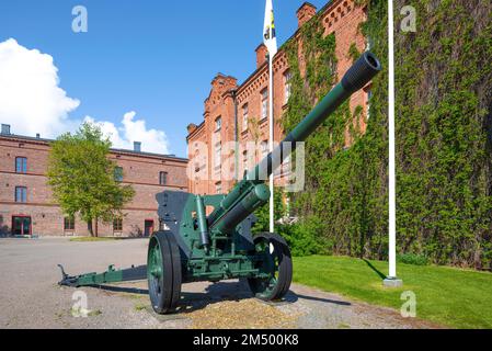 HAMEENLINNA, FINNLAND - 10. JUNI 2017: Alte Kanone aus der Zeit des Zweiten Weltkriegs im Gebäude des Museums „Militaria Museum“ Stockfoto