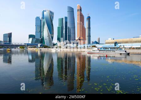 MOSKAU, RUSSLAND - 01. SEPTEMBER 2018: Blick auf das Hochhaus-Business-Center der Moskauer Stadt und den Fluss Moskva an einem sonnigen September-Tag Stockfoto