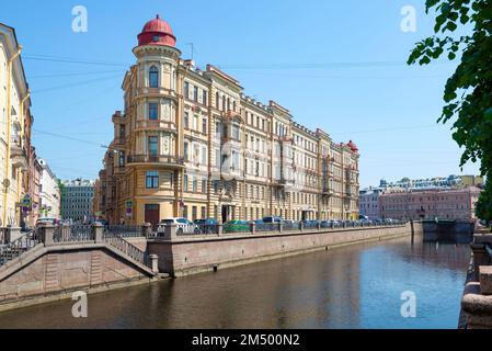 SANKT PETERSBURG, RUSSLAND - 19. JUNI 2020: Blick auf das alte Mietshaus von Ratkov-Rozhnov (1886-1888) am Kanal Griboyedov an einem sonnigen Juni-Tag Stockfoto
