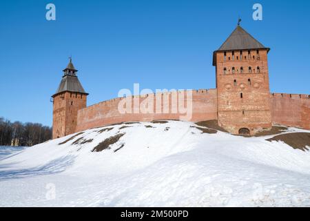 Zwei Türme und Mauern des Kremls von Veliky Novgorod an einem sonnigen Märztag. Russland Stockfoto