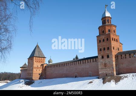 Blick auf den Pokrovskaya-Turm und Kokui-Turm des Veliky Novgorod Kremls am sonnigen Märztag. Russland Stockfoto