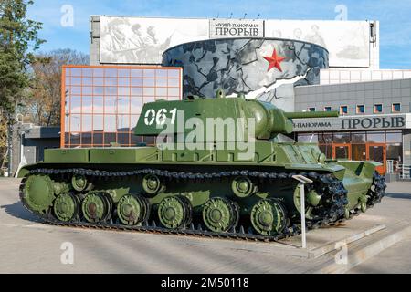 KIROVSK, RUSSLAND - 24. OKTOBER 2022: Schwerer sowjetischer Panzer KV-1 im Museum des „Durchbruchs der Belagerung von Leningrad“ an einem sonnigen Oktobertag Stockfoto