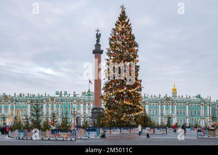 SANKT PETERSBURG, RUSSLAND - 20. DEZEMBER 2022: Weihnachtsbaum auf dem Palastplatz an einem bewölkten Dezembertag Stockfoto