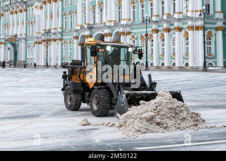 SANKT PETERSBURG, RUSSLAND - 20. DEZEMBER 2022: Schneeräumung im Winterpalast. Palastplatz Stockfoto