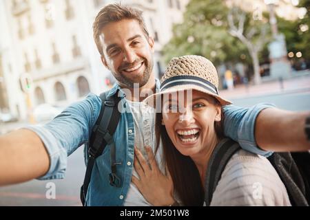 Reisen ist der perfekte Katalysator für Glück. Ein glückliches Paar, das ein Selfie macht, während es im Ausland ist. Stockfoto