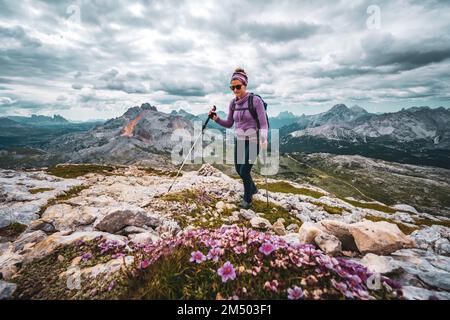 Eine junge Weiße, die in den Bergen Seekofels, der Dolomiten, Südtirols, Italiens, Europas wandert Stockfoto