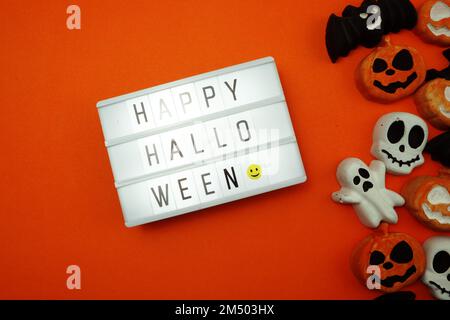 Draufsicht Happy Halloween Wort in Light Box Flat Lay Stockfoto