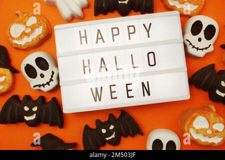 Draufsicht Happy Halloween Wort in Light Box Flat Lay Stockfoto