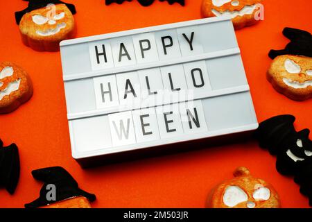 Draufsicht Happy Halloween Wort in Light Box Flat Lay Stockfoto