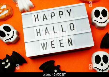 Draufsicht Happy Halloween Wort in Light Box Flat Lay Stockfoto